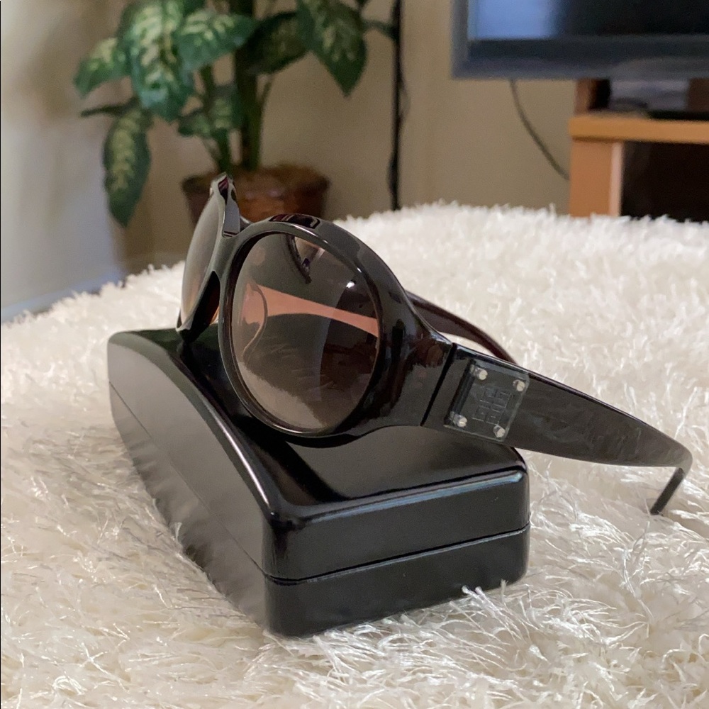 Authentic Givenchy sunglasses - Picture 4 of 8